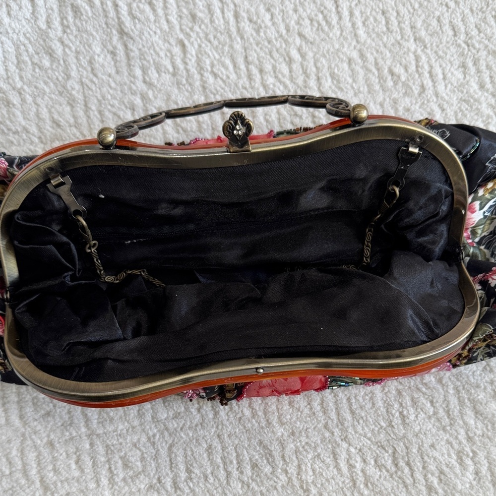 Beautiful Vintage 1990s / 2000 Black Red Gold Embroidered and Beaded Evening Bag - Picture 6 of 11